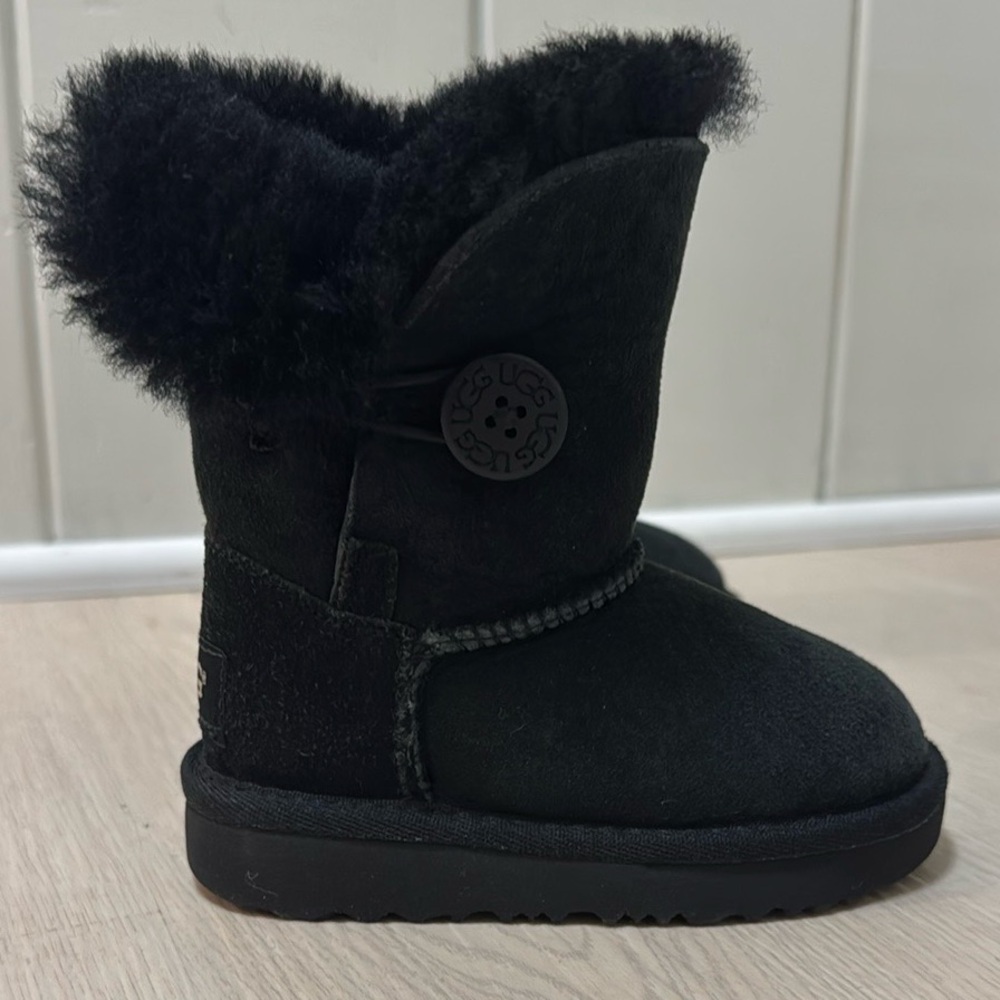 UGG Black Fur-Lined Toddler 6T with button detail